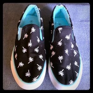 Size 8 van like slip on shoes with palm trees
